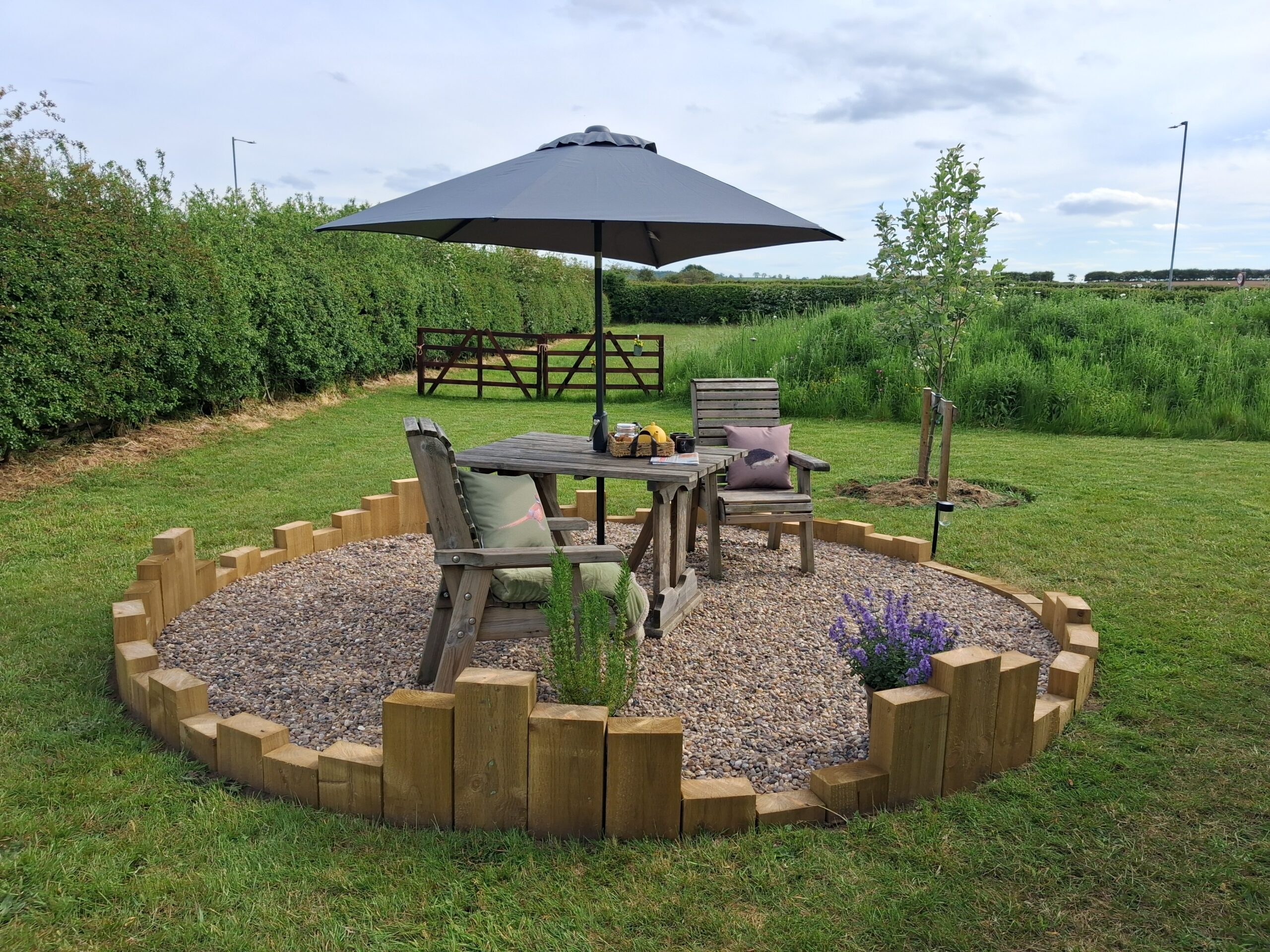 Hedgerow Hide garden